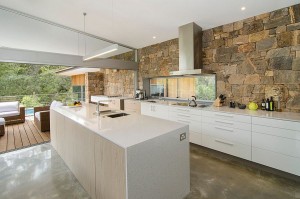 Stone-wall-connects-the-kitchen-with-the-pool-deck-outside